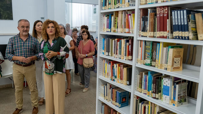 Momento de la inauguración de la remodelada Biblioteca Municipal de Beas.