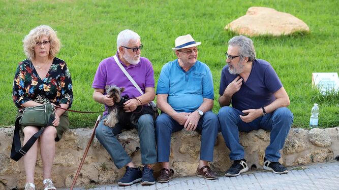 Imagen de archivo de un grupo de pensionistas en Huelva.