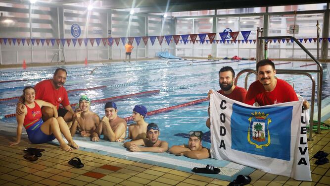 Integrantes del CODA junto a sus técnicos en la piscina del Diego Lobato.