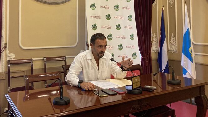 El presidente de Eléctrica de Cádiz y concejal, durante el anuncio de las ayudas.