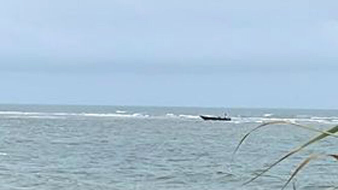 Embarcación semirrígida frente a la playa de Isla Canela