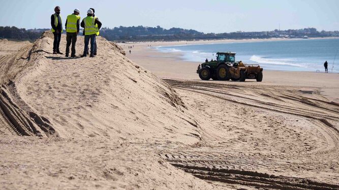 Trabajos de aporte de arena en la Playa Central de Isla Cristina la pasada primavera