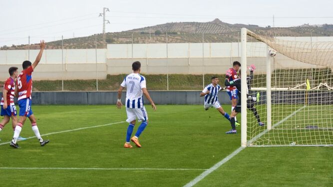 Momento en el que Dopi anota el 0-1 para el Recreativo de Huelva.