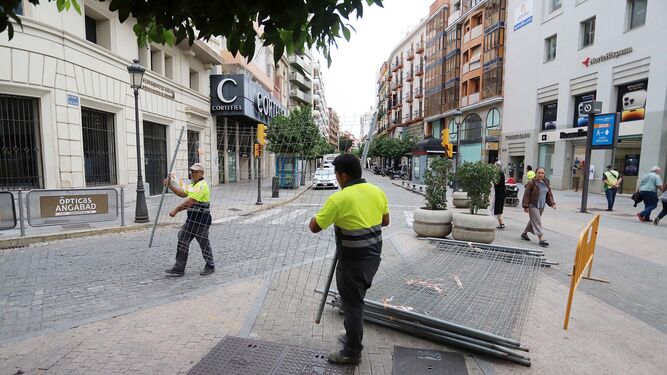 Unos operarios instalan las vallas para las obras de peatonalización en La Placeta.