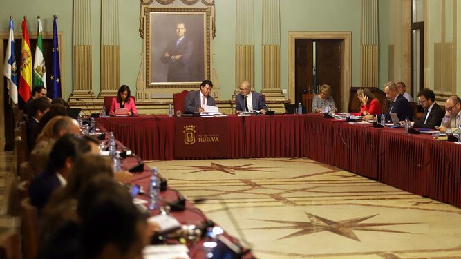 Sesión plenaria celebrada en el Ayuntamiento de Huelva.
