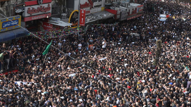 Una multitud participa en el funeral de los milicianos muertos en Nablus.