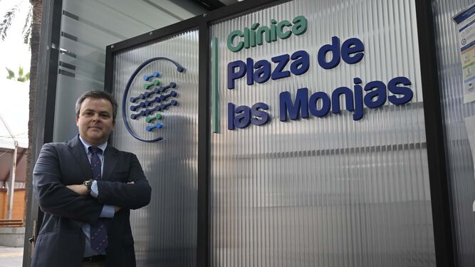 Juan Rodríguez Uranga posa para 'Huelva Información' en la clínica Plaza de las Monjas.