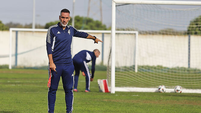 El entrenador del Recreativo de Huelva, Abel Gómez, durante la sesión de entrenamiento de este viernes.