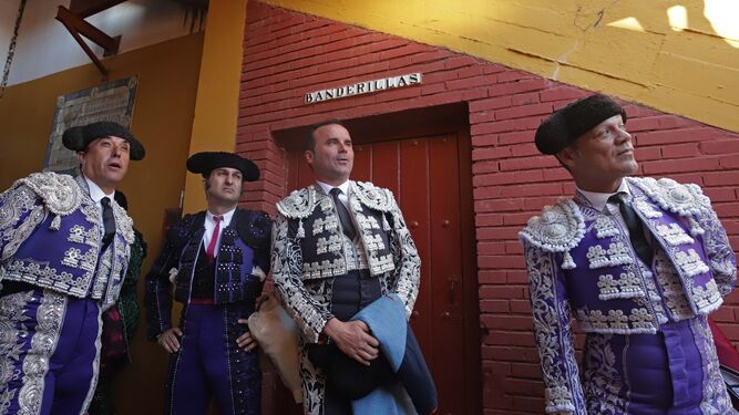 Morante y su cuadrilla aguardan al paseíllo el pasado junio en Algeciras.