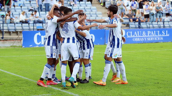 Los jugadores albiazules celebran el gol con el que derrotaron al Cartagena B.