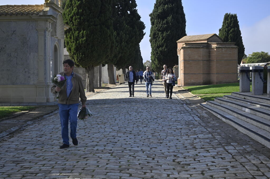 Ambiente en el cementerio de Huelva para el d&iacute;a de todos los Santos.