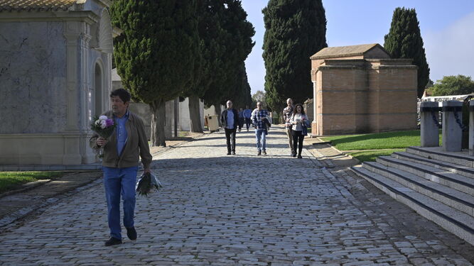 Llegada de familiares por una de las calles del Cementerio de La Soledad de Huelva.
