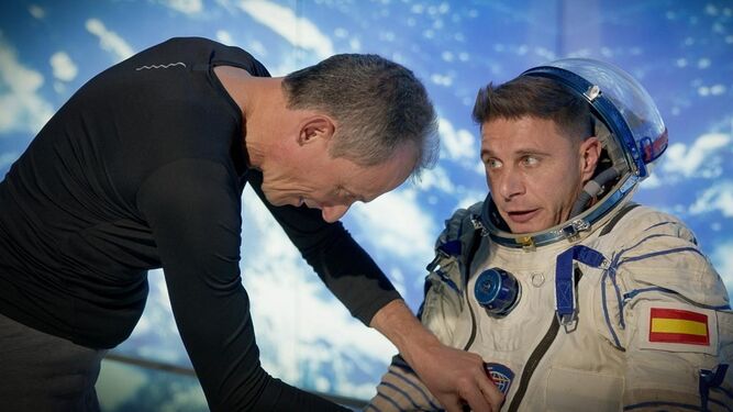Pedro Duque ajusta el traje de astronauta a Joaquín