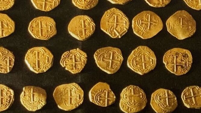 Algunas de las monedas halladas en 1905 en el muelle de Levante.