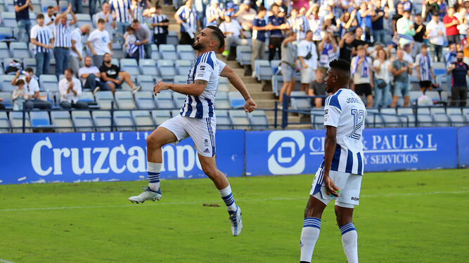 Arjona celebra el último gol que anotó en el Nuevo Colombino.