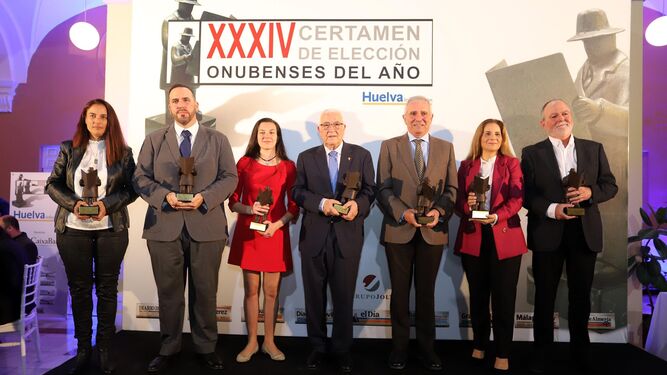 Foto de familia de los galardonados con los premios Onubenses del Año.