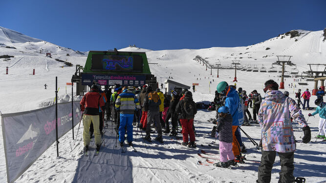 Esquiadores esperando acceder al telesilla en Sierra Nevada