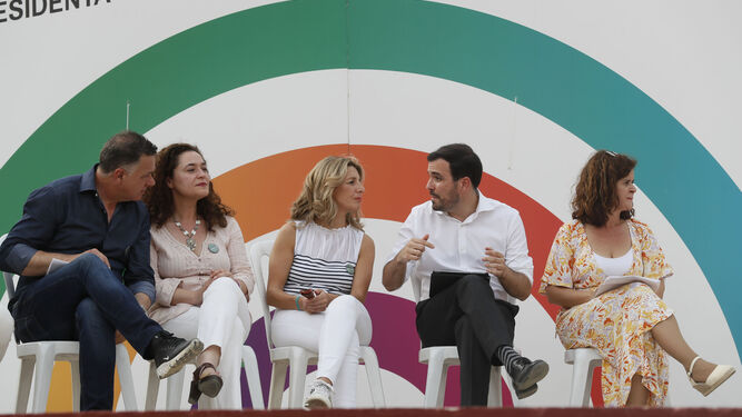 Juan Antonio Delgado, Inma  Nieto , Yolanda  Díaz, Alberto Garzón y Esperanza Gómez, en un acto en Dos Hermanas.