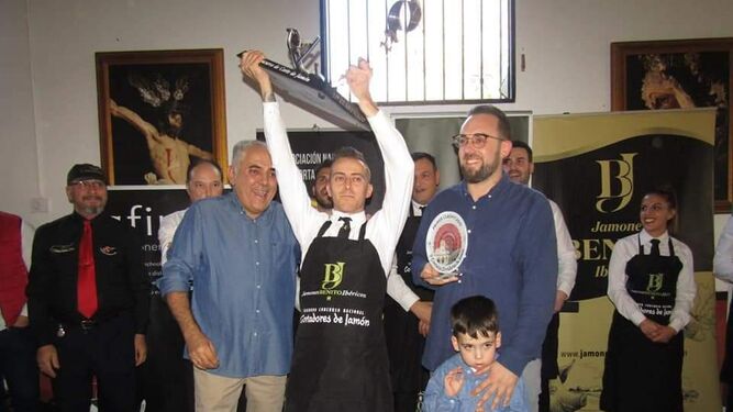 El jerezano Juan Carlos Garrido, con el trofeo del Concurso Nacional de cortadores de jamón de La Puebla de Cazalla.