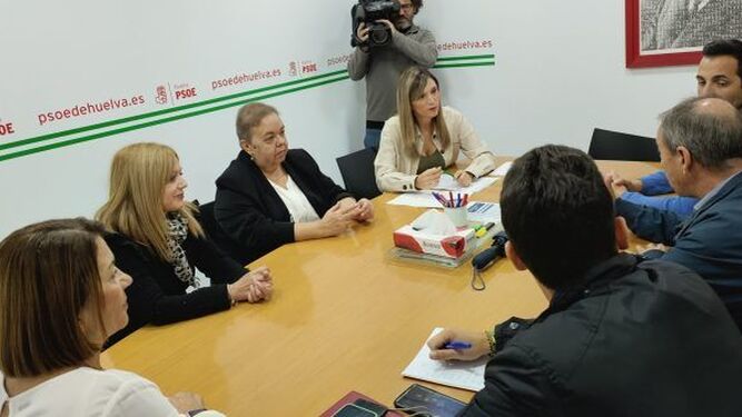 María Márquez se reúne con varios colectivos sociales de Huelva.