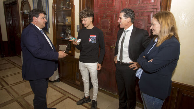 Javier López es recibido en el Ayuntamiento de Huelva.