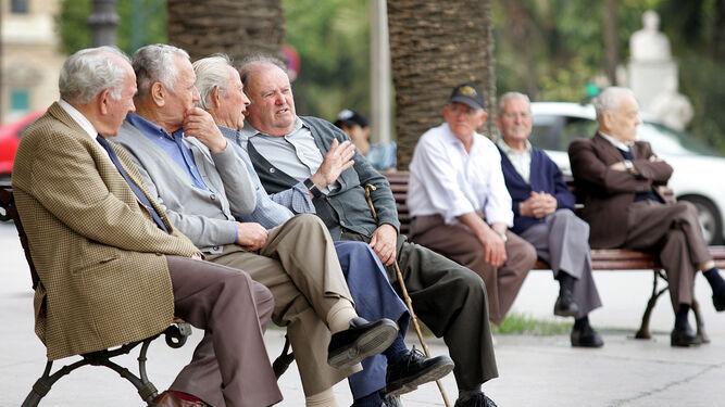 Un grupo de mayores en una calle de Málaga.