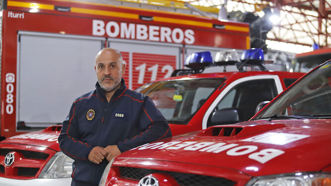 Antonio Nogales en el parque municipal de bomberos de Huelva.