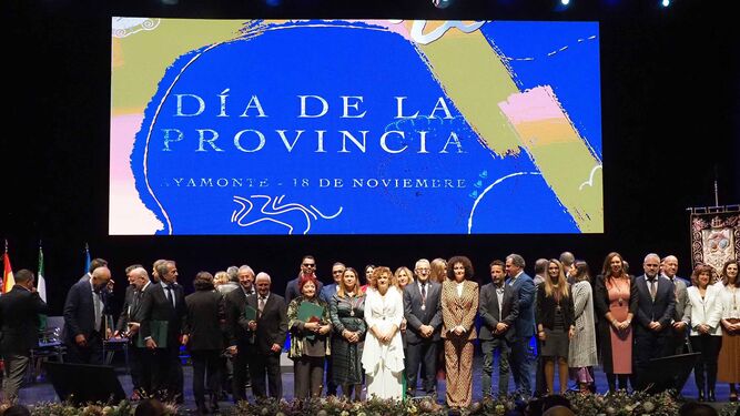 Foto de familia de todos los premiados, con los representantes de la Institución provincial