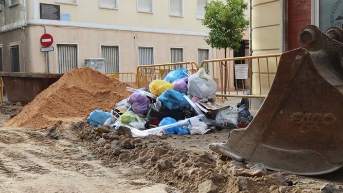 Acumulación de basura en las calles de Huelva por las obras de la calle Palos