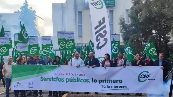 Protesta de CSIF en la delegación del Gobierno de la Junta en Huelva.