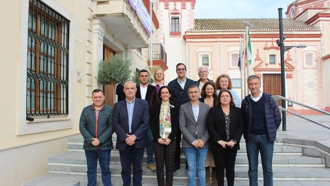 Foto de familia en el exterior del Ayuntamiento de Bollullos de la Mitación.