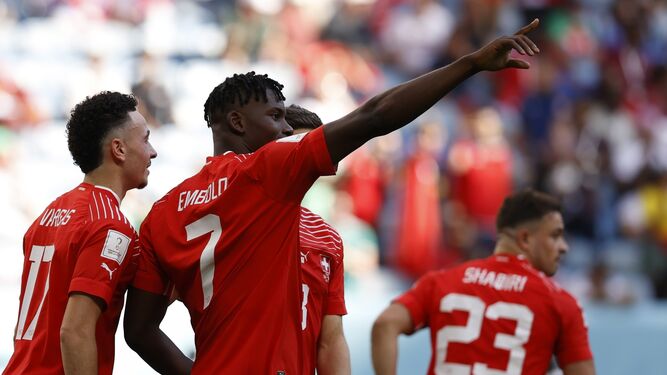 El suizo-camerunés Embolo dedica su gol frente a su país de nacimiento.