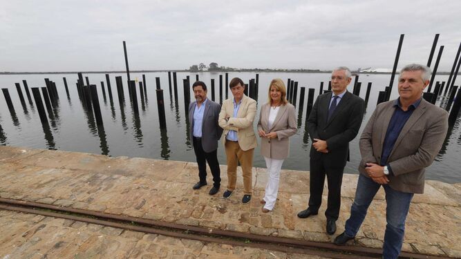 La presidenta del Puerto, Pilar Miranda,  junto al director, Ignacio Álvarez-Ossorio y los empresarios de Marina del Odiel.
