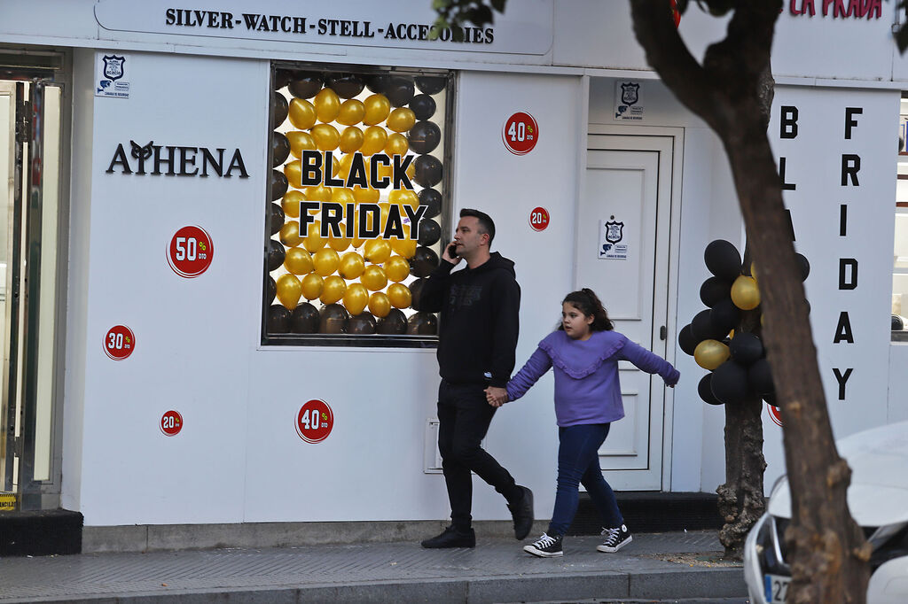 Ambiente en las calles del centro de Huelva con el Black Friday