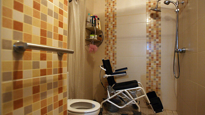 Imagen de archivo de un baño adaptado para una persona con ELA en Huelva.