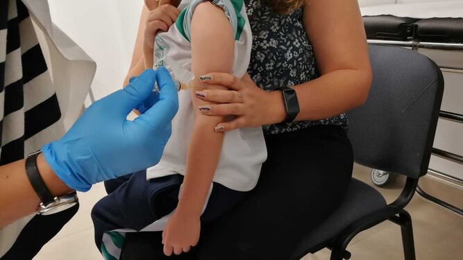 La vacunación, la mejor forma de prevenir la gripe en menores y adultos.