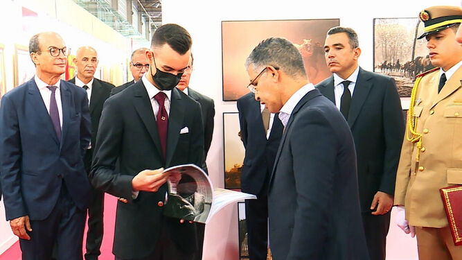 El Príncipe Moulay Hassan de Marruecos visualiza las fotografías de la saca de las Yeguas junto al fotógrafo onubense