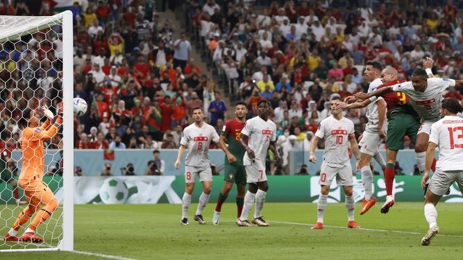 Pepe cabecea el segundo gol portugués.