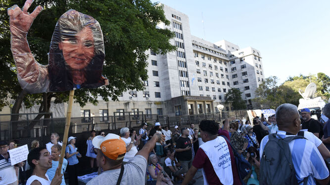 Protesta este martes en Buenos Aires en apoyo a la vicepresidenta argentina, Cristina Fernández.