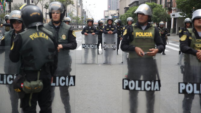 Policías hacen guardia en los alrededores del Palacio Presidencial, en Lima.