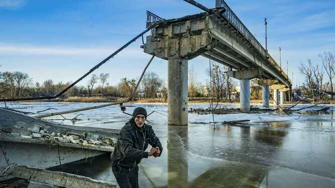 Un puente destruido en la región de Donestk.