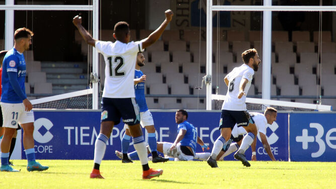 Josiel Núñez, de espaldas (dorsal 12) celebra el gol del Decano la pasada jornada.