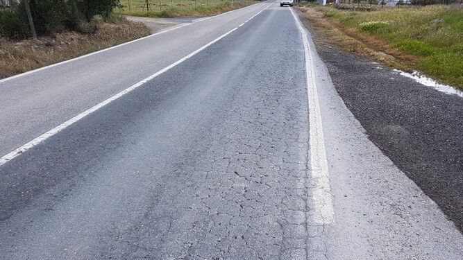 Cortado un tramo de la carretera entre Moguer y El Rocío por el deslizamiento de un talud