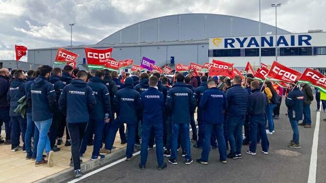 Protesta de la plantilla del hangar de Ryanair en La Rinconada (Sevilla).
