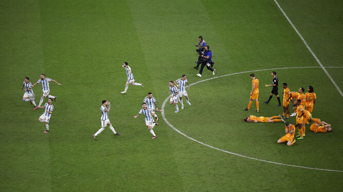 Varios futbolistas de Argentina se dirigen en tono de mofa a los neerlandeses tras ganar la tanda de penaltis.