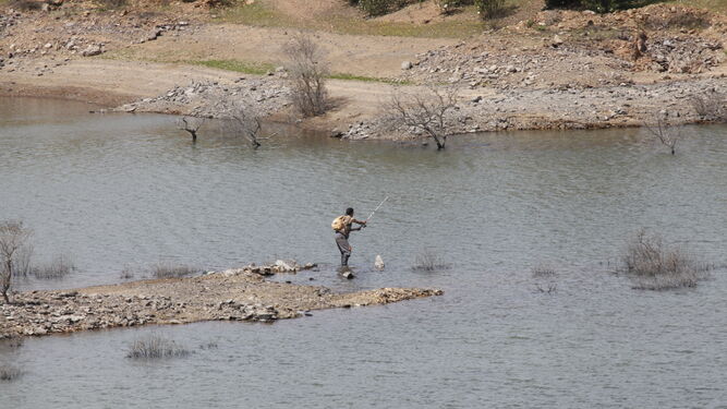 Un aficionado a la pesca en la presa del Andévalo, en una imagen de archivo