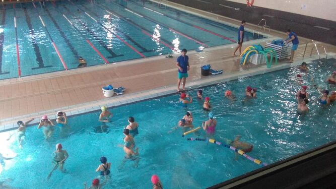 Imagen de archivo de multitud de niños en una piscina.