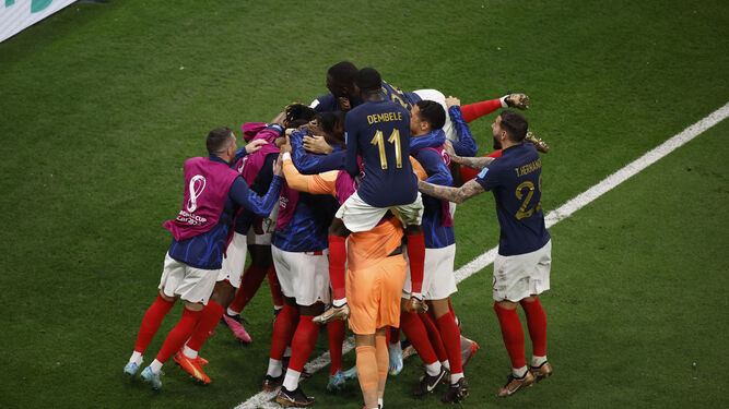 Los jugadores de Francia celebran el segundo gol logrado ante Marruecos en la semifinal del Mundial 2022.