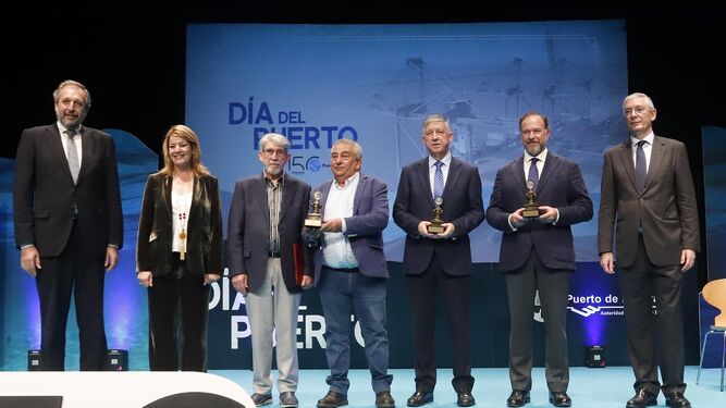 Todos los premiados junto a la presidenta y equipo directivo del Puerto de Huelva.