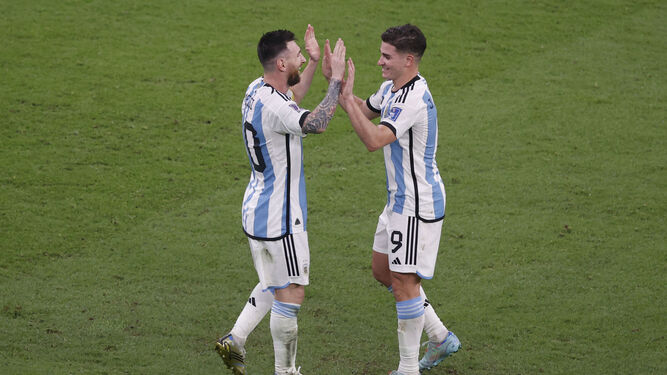 Messi y Julián Álvarez celebran uno de los goles de Argentina a Croacia.